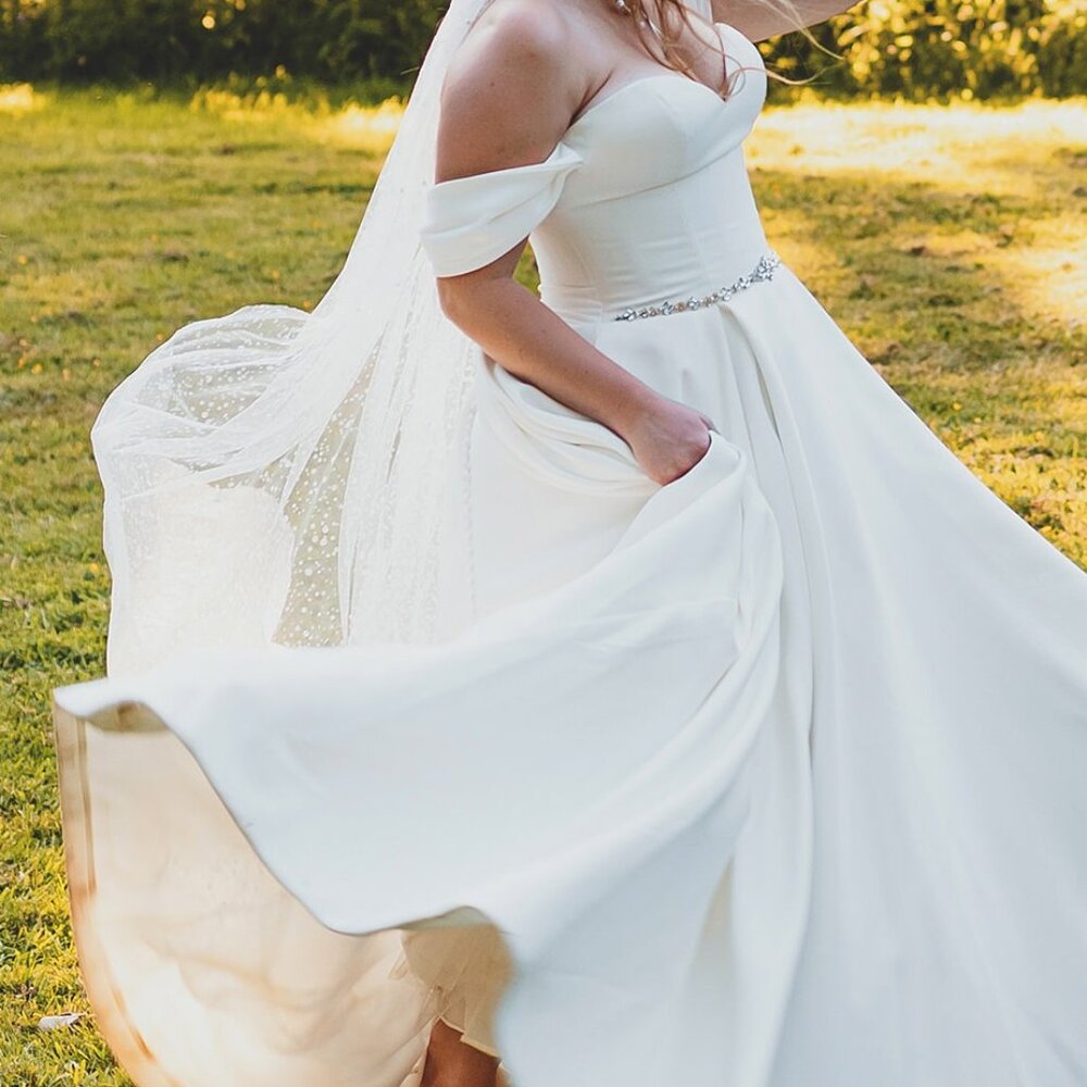 Wedding dress with pockets